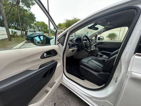 Certified 2023 Chrysler Pacifica Touring-L FWD image 15