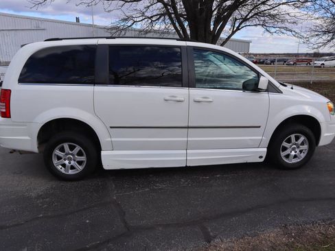 Used 2010 Chrysler Town & Country Touring image 14