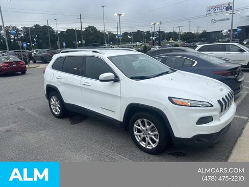 Used 2018 Jeep Cherokee Latitude FWD image 5