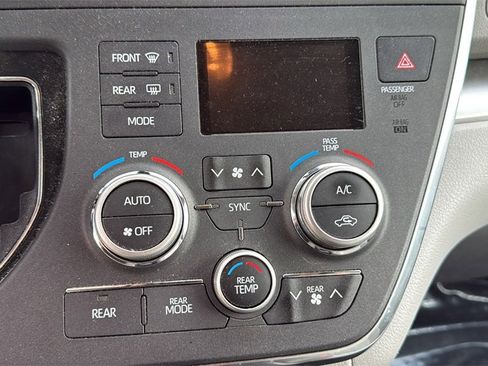 Used 2018 Toyota Sienna LE image 8