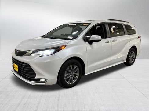 Used 2022 Toyota Sienna XLE AWD/4WD image 6