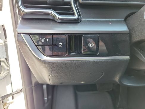 Used 2025 Kia Sportage EX FWD image 28