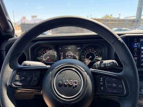 Used 2025 Jeep Wrangler Unlimited Rubicon AWD/4WD image 27