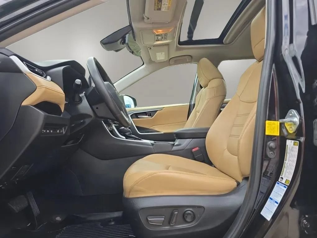 Used 2021 Toyota RAV4 XLE Premium AWD/4WD image 15