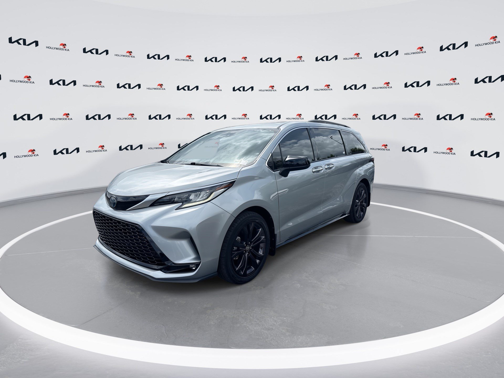 Used 2022 Toyota Sienna XSE FWD image 4