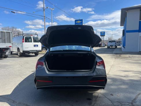 Used 2025 Hyundai Elantra SE image 37