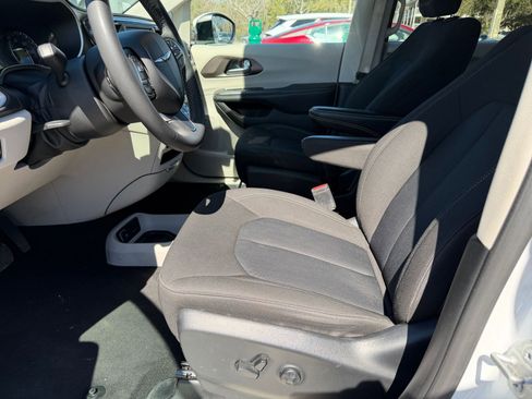 Used 2023 Chrysler Voyager LX image 27