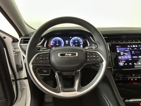 Used 2023 Jeep Grand Cherokee Laredo AWD/4WD image 17