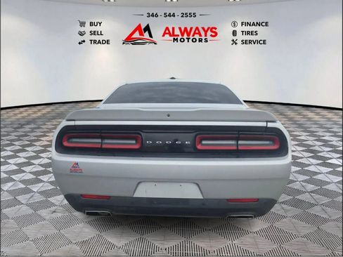 Used 2020 Dodge Challenger SXT w/ Driver Convenience Group RWD image 8