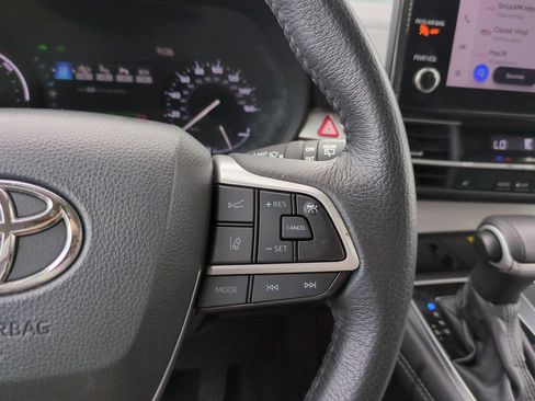 Used 2025 Toyota Sienna XLE FWD image 21