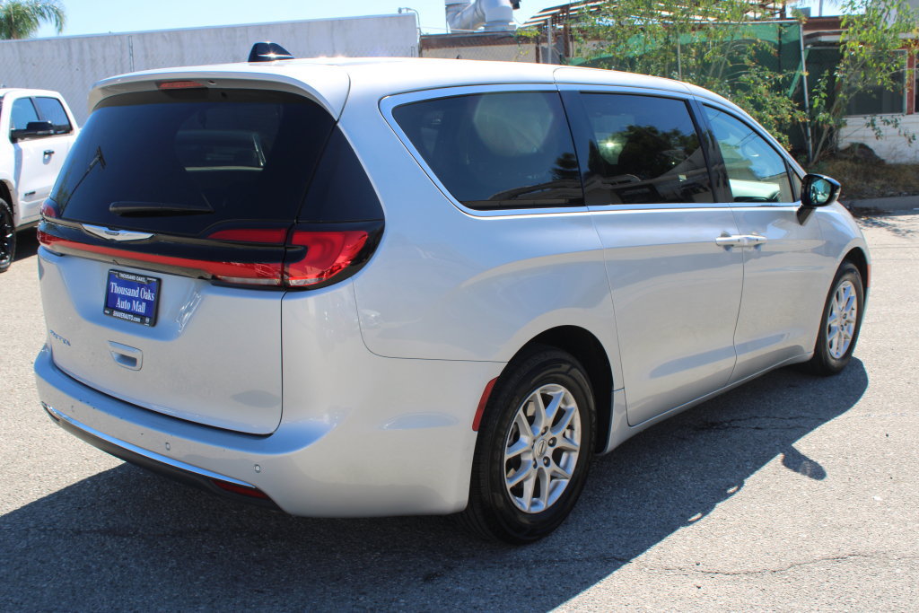 Used 2024 Chrysler Pacifica Touring-L FWD image 4