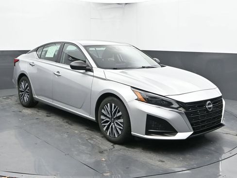 Used 2024 Nissan Altima 2.5 SV FWD image 3