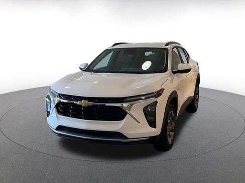 Used 2025 Chevrolet Trax LT w/ LT Convenience Package image 7