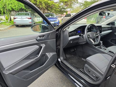 Used 2025 Volkswagen Jetta SE FWD image 7
