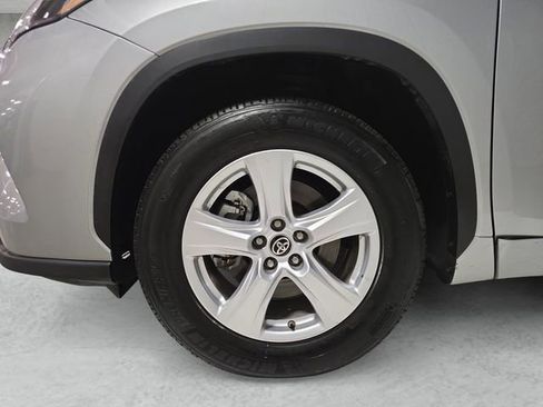 Used 2025 Toyota Highlander LE image 23