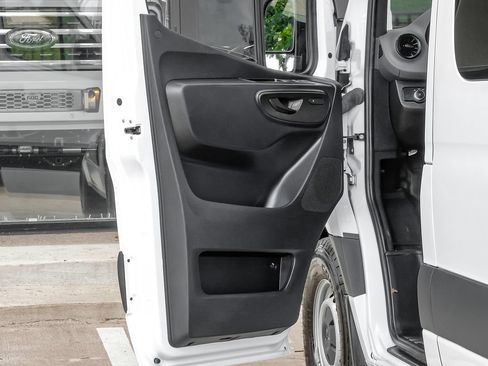Used 2024 Mercedes-Benz Sprinter 2500 image 30