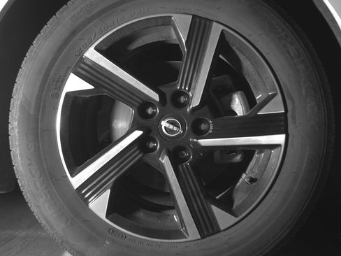 Used 2025 Nissan Sentra SV image 13