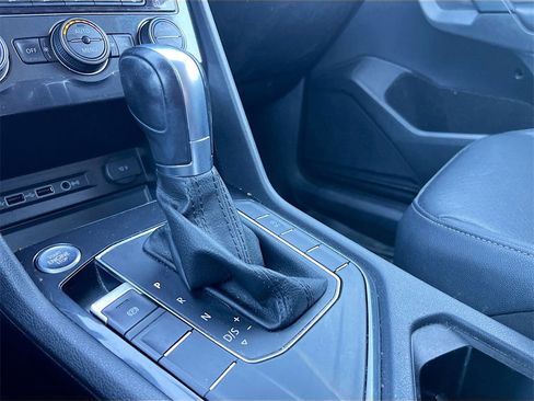 Used 2019 Volkswagen Tiguan SE image 16