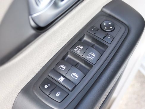 Used 2024 Chrysler Pacifica Touring-L FWD image 26