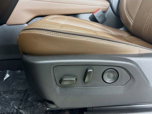 Used 2025 Chevrolet Suburban High Country image 22