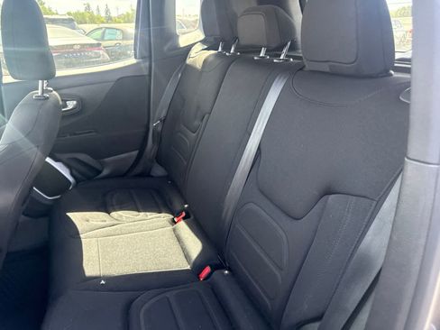 Used 2018 Jeep Renegade Latitude w/ Advanced Technology Group FWD image 18