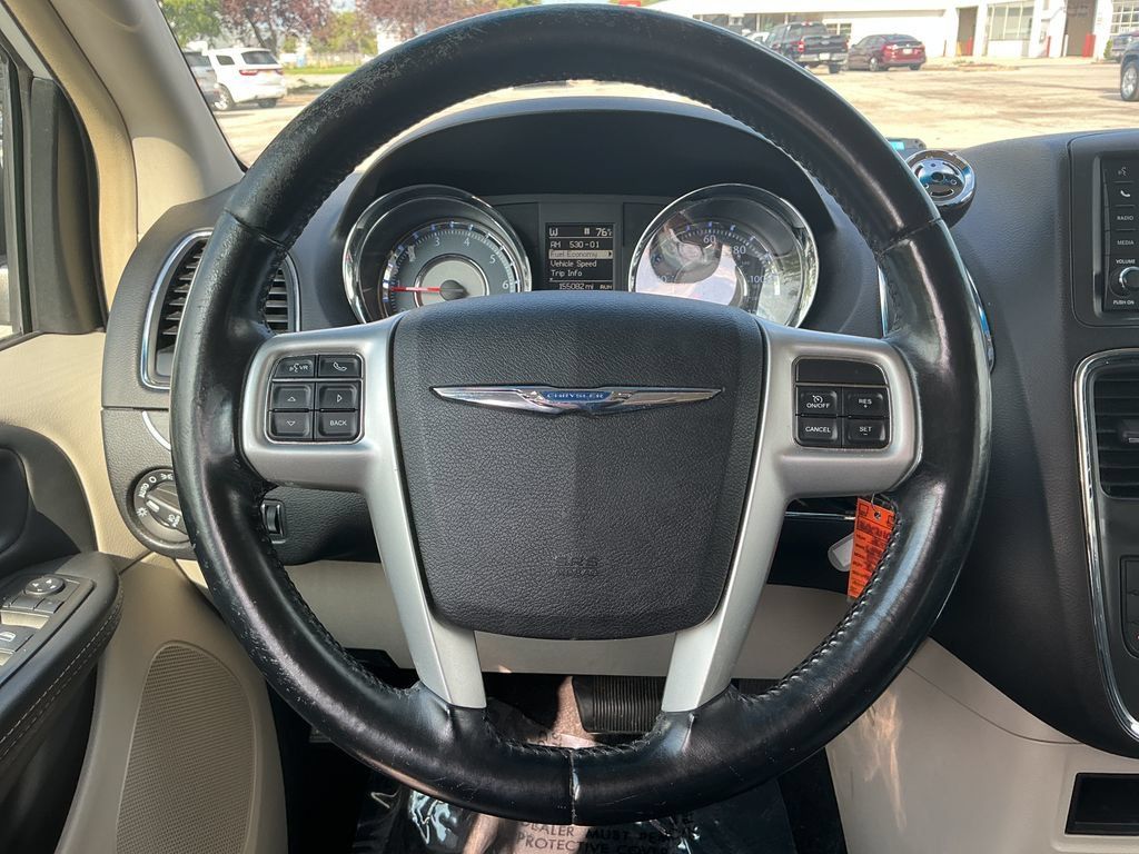 Used 2015 Chrysler Town & Country Touring FWD image 15