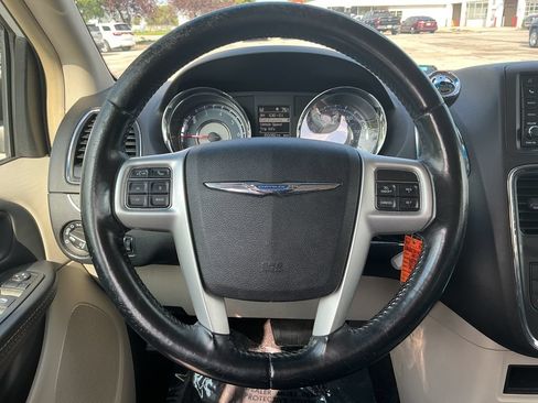 Used 2015 Chrysler Town & Country Touring FWD image 15