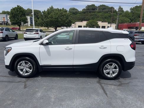 Used 2024 GMC Terrain SLE image 4