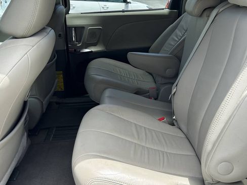 Used 2013 Toyota Sienna XLE w/ Premium Pkg FWD image 17