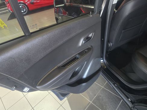 Used 2021 Chevrolet Trax LT w/ Midnight Edition image 10