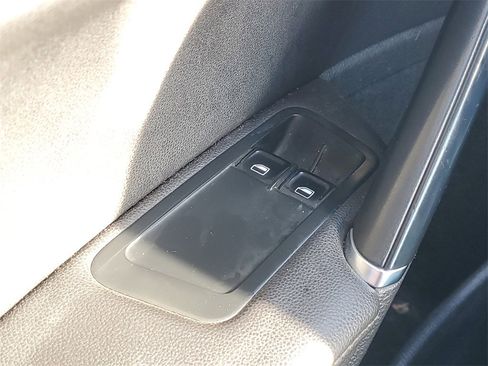 Used 2015 Volkswagen Golf S image 12