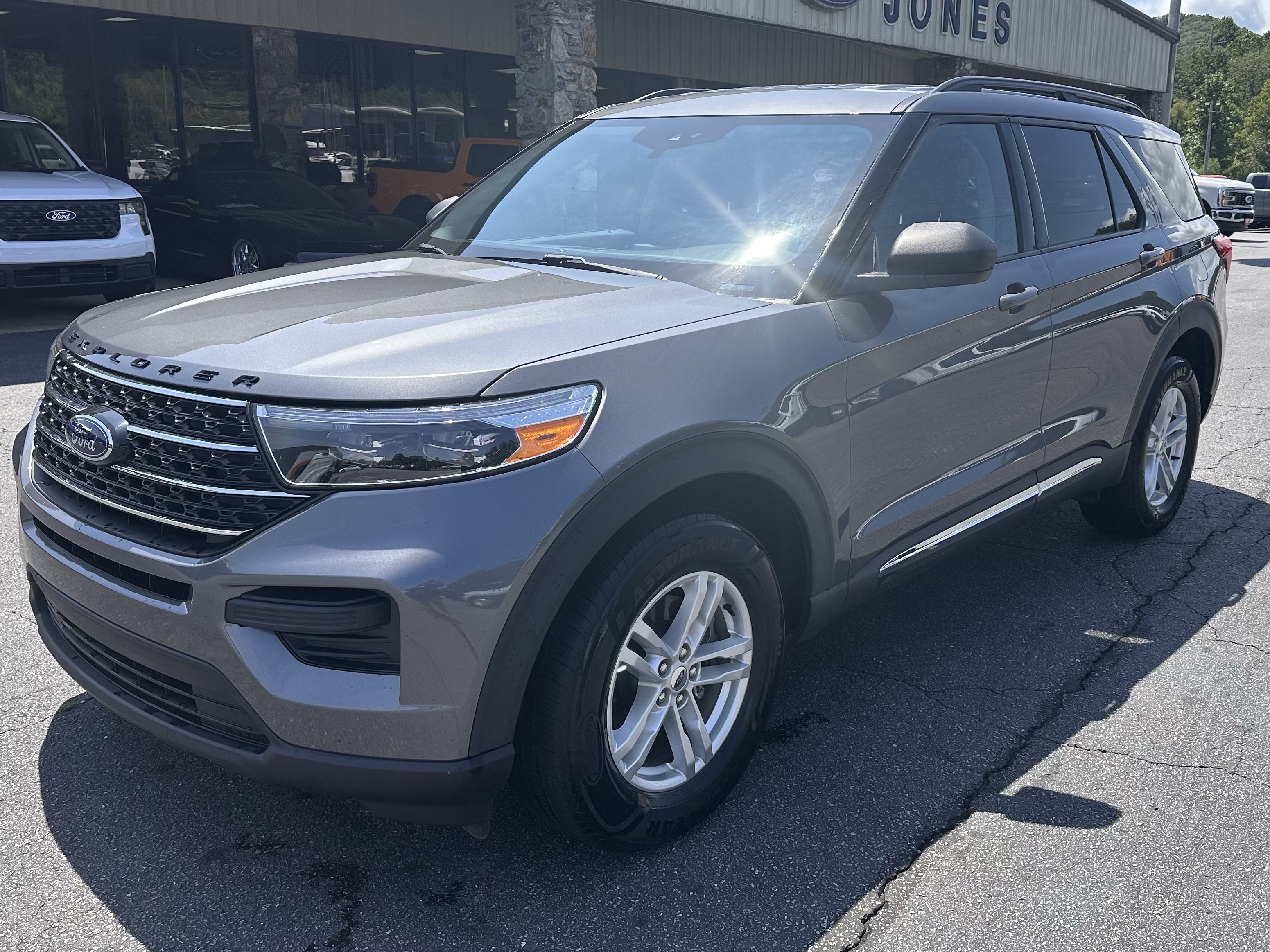Used 2022 Ford Explorer XLT AWD/4WD image 2