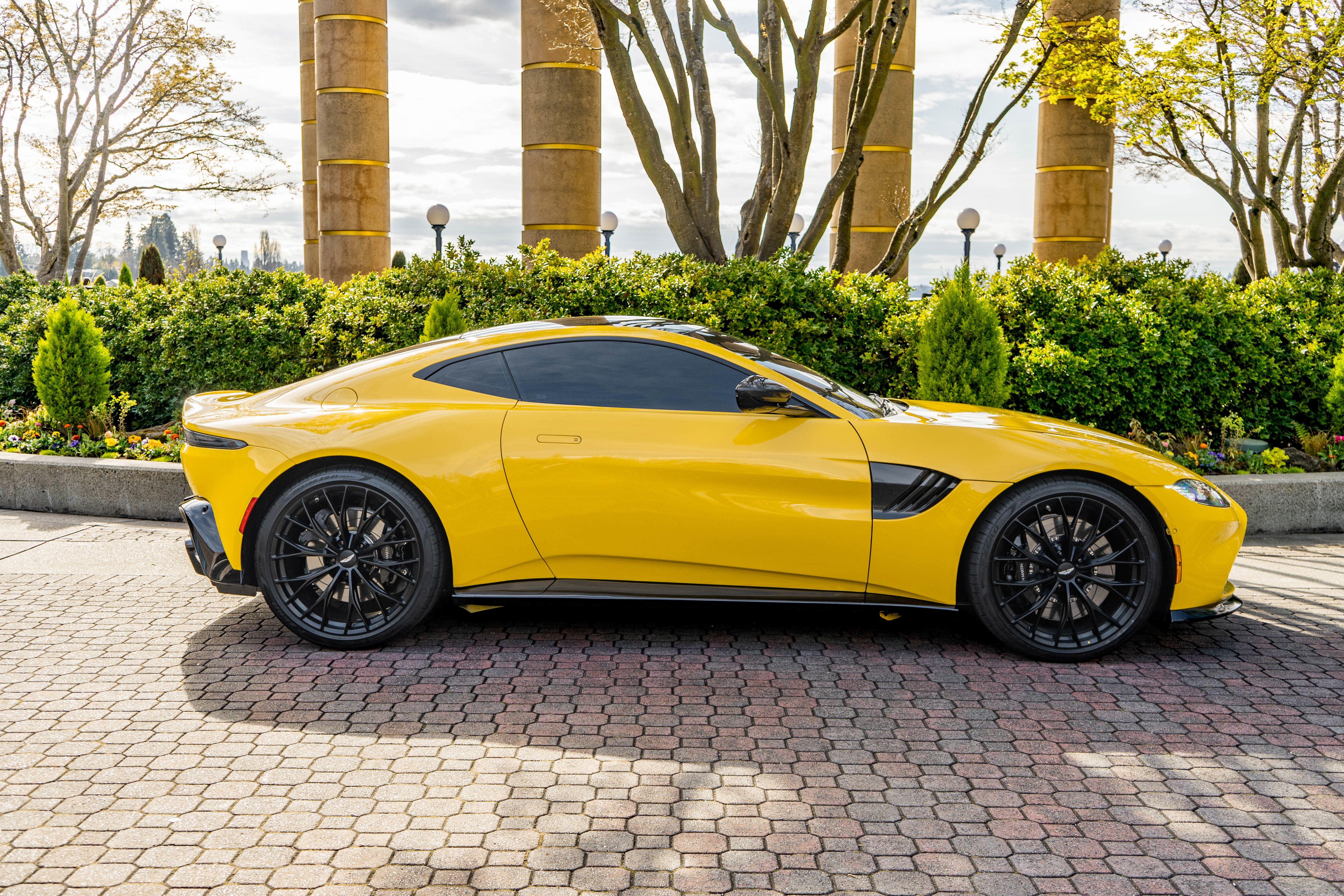 Used 2023 Aston Martin V8 Vantage Coupe RWD image 38