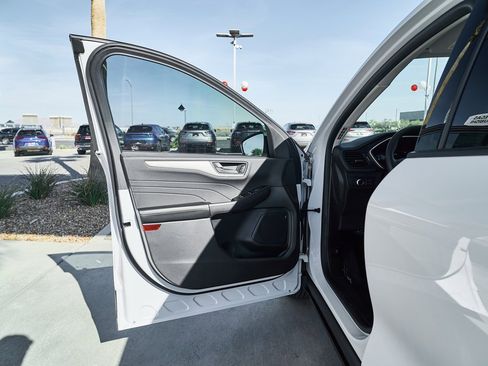 Used 2022 Ford Escape SE image 15