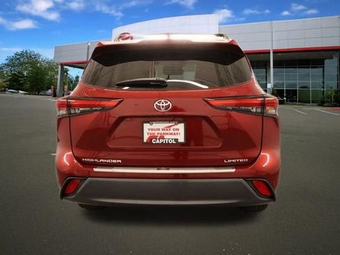 Used 2022 Toyota Highlander Limited FWD image 4