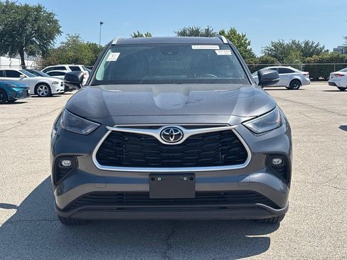 Used 2025 Toyota Highlander XLE FWD image 2