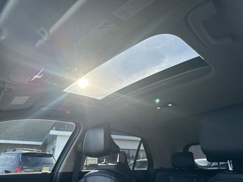 Used 2023 Kia Niro SX image 17