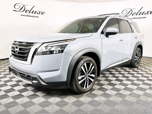 Used 2023 Nissan Pathfinder Platinum w/ Cargo Package image 3