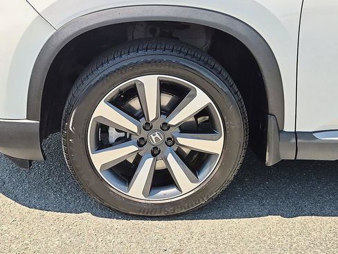 Used 2025 Honda Pilot Touring image 10