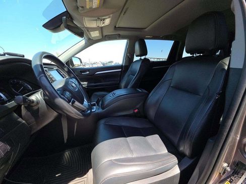 Used 2019 Toyota Highlander XLE AWD/4WD image 7