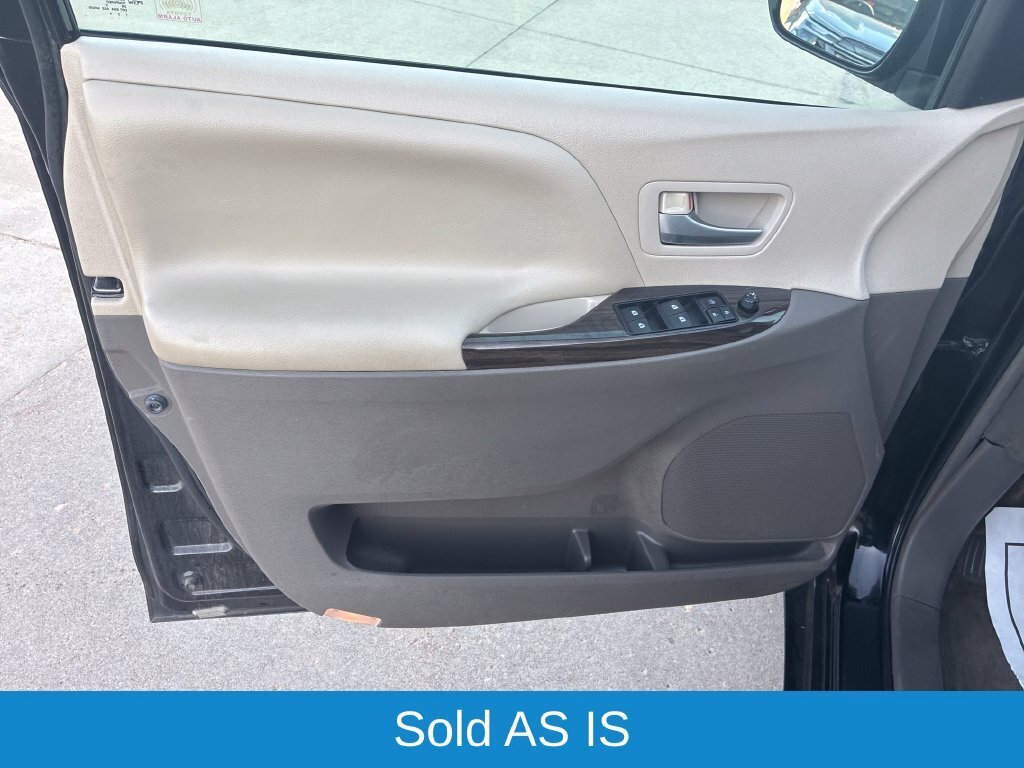 Used 2015 Toyota Sienna XLE w/ XLE Navigation Package FWD image 13