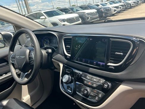 Used 2023 Chrysler Pacifica Touring-L FWD image 34