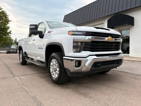 Used 2025 Chevrolet Silverado 2500 LT AWD/4WD image 2
