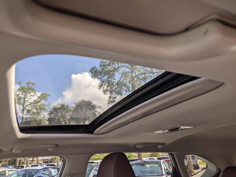 Certified 2022 Kia Seltos SX w/ Sunroof Package image 17