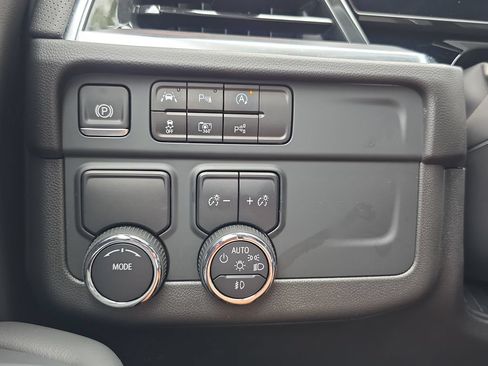 Used 2025 Chevrolet Suburban Premier RWD image 26