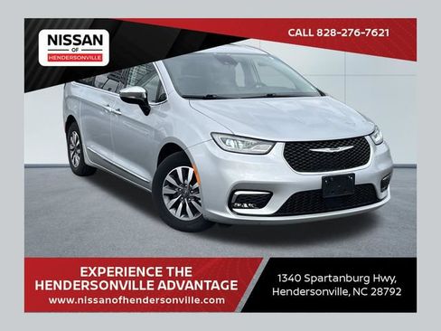 Used 2023 Chrysler Pacifica Limited FWD image 1