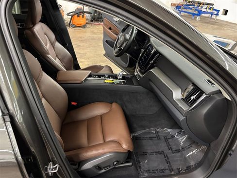 Used 2019 Volvo XC60 T8 Momentum w/ Premium Package image 19