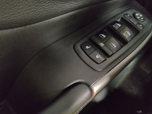 Used 2019 Jeep Cherokee Overland w/ Technology Group image 27