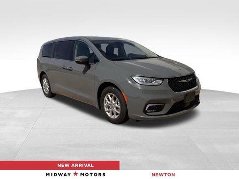 Used 2023 Chrysler Pacifica Touring-L image 1