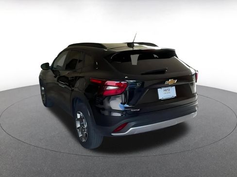 Used 2025 Chevrolet Trax LT w/ LT Convenience Package image 11